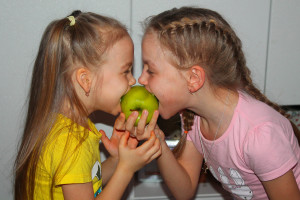 Мы делили яблоко (фото семьи Давыдовых)
