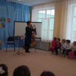 Еременко О.М. играет на скрипке