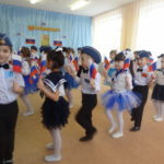 упражнение с российским флажком на празднике 23 февраля (старшая группа)