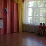 Воспитатель Шван С.О. поздравляет ребят с праздником С Днем России.