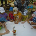 Дети подготовительной к школе группе рисуют картину "Краски лета"