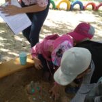дети укркшают постройки мелкими красивыми бусинами