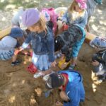 дети старшей группы делают постройки из песка