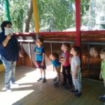 Воспитатель Никитина В.П. рассказывает детям о загадочном письме, которое пришла в группу "Радуга"