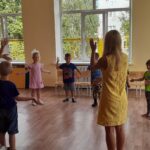 Лето 2вос-ль Сусина Е.В.) вместе с детьми и воспитателем Шигильчиной А.Г. исполняют веселый танец