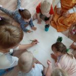Лисичка (пом.вос-ля Попичева Р.М.) предложила нарисовать малышам вместе с воспитателем (Кугукова Е.Е.) совместную картинку«Летняя полянка». 