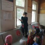 дети с воспитателем Владыко И.С. обсудили правила поведения на железнодорожной станции 