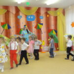 дет средней группы танцуют танец"А мы зонтики возьмем" в роли Ветерка воспитатель Влвдыко И.С.