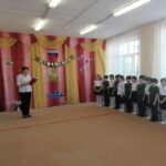 воспитатель Афанасьева И.А. и воспитанники подготовительной к школе группы на празднике 23 февраля