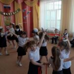 дети старшей группы танцуют