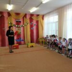 воспитатель Дорофеева Т.В. и малыши 2 младшей группы на празднике 